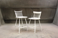 Load image into Gallery viewer, Low Fan Back Bar Chair | 24&quot; Contemporary White Windsor Bar Chair

