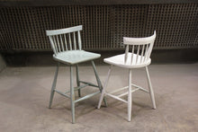 Load image into Gallery viewer, Low Fan Back Bar Chair | 24&quot; Contemporary White Windsor Bar Chair
