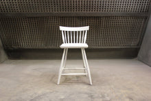 Load image into Gallery viewer, Low Fan Back Bar Chair | 24&quot; Contemporary White Windsor Bar Chair
